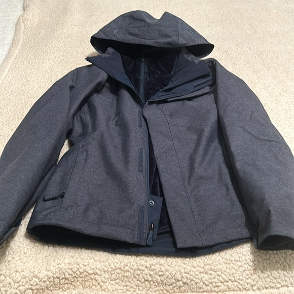 Women’s North Face Ski/Snowboard coat - Picture 11 of 15